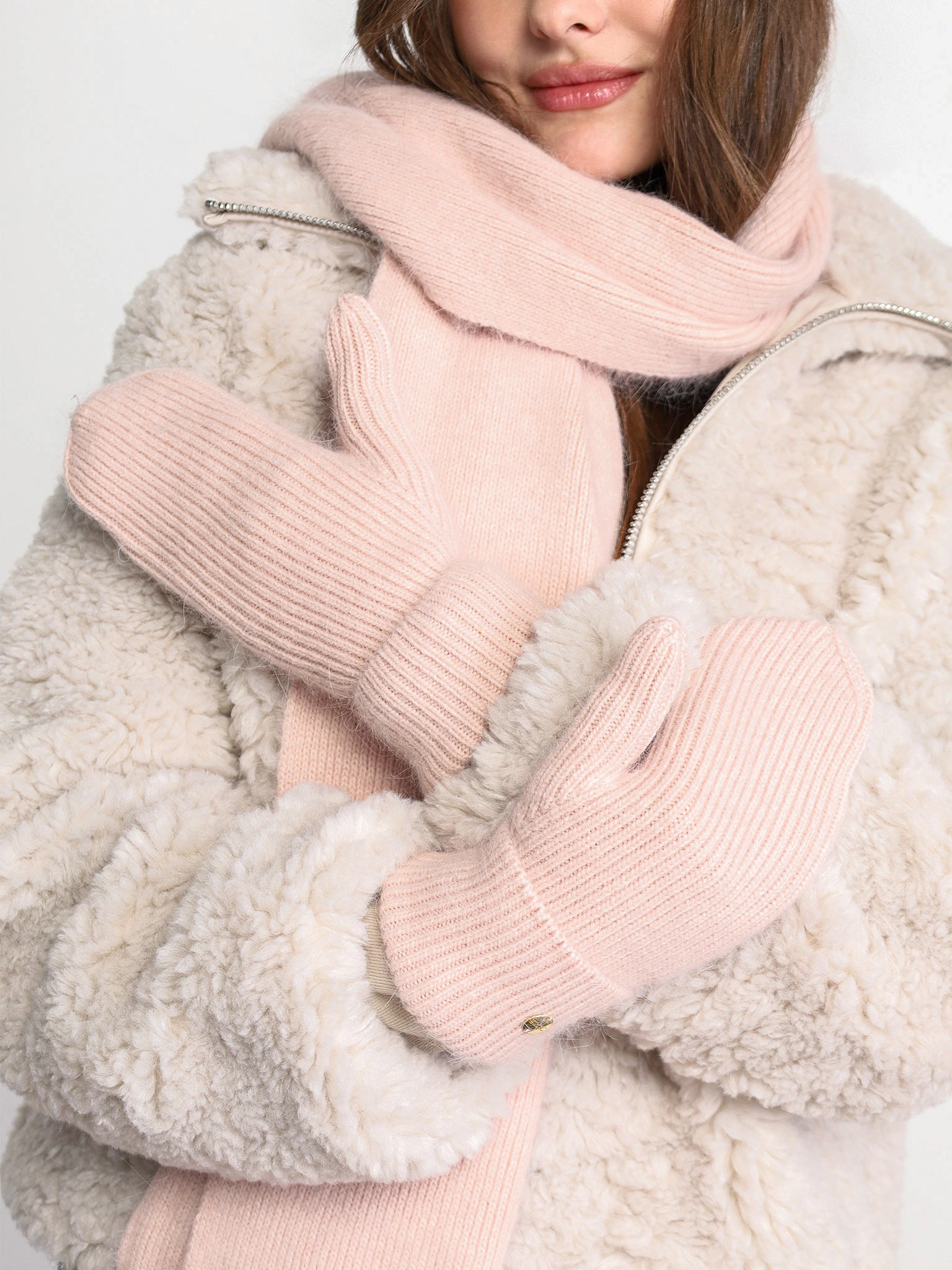 Варежки вязаные из ангоры и акрила 